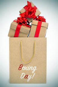 Paquetes de regalos en Boxing Day con una bolsa de papel kraft